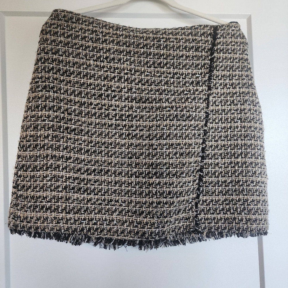 Express a line skirt.